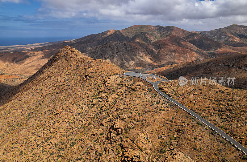 鸟瞰风景优美的山路和Mirador Risco de las Penas视点，西班牙富埃尔特文图拉岛的沙漠景观。